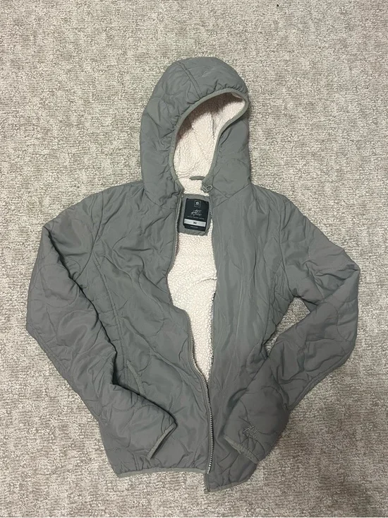 Rip Curl Light Gray Quilted Jacket with Cream Sherpa - Picture 1 of 3